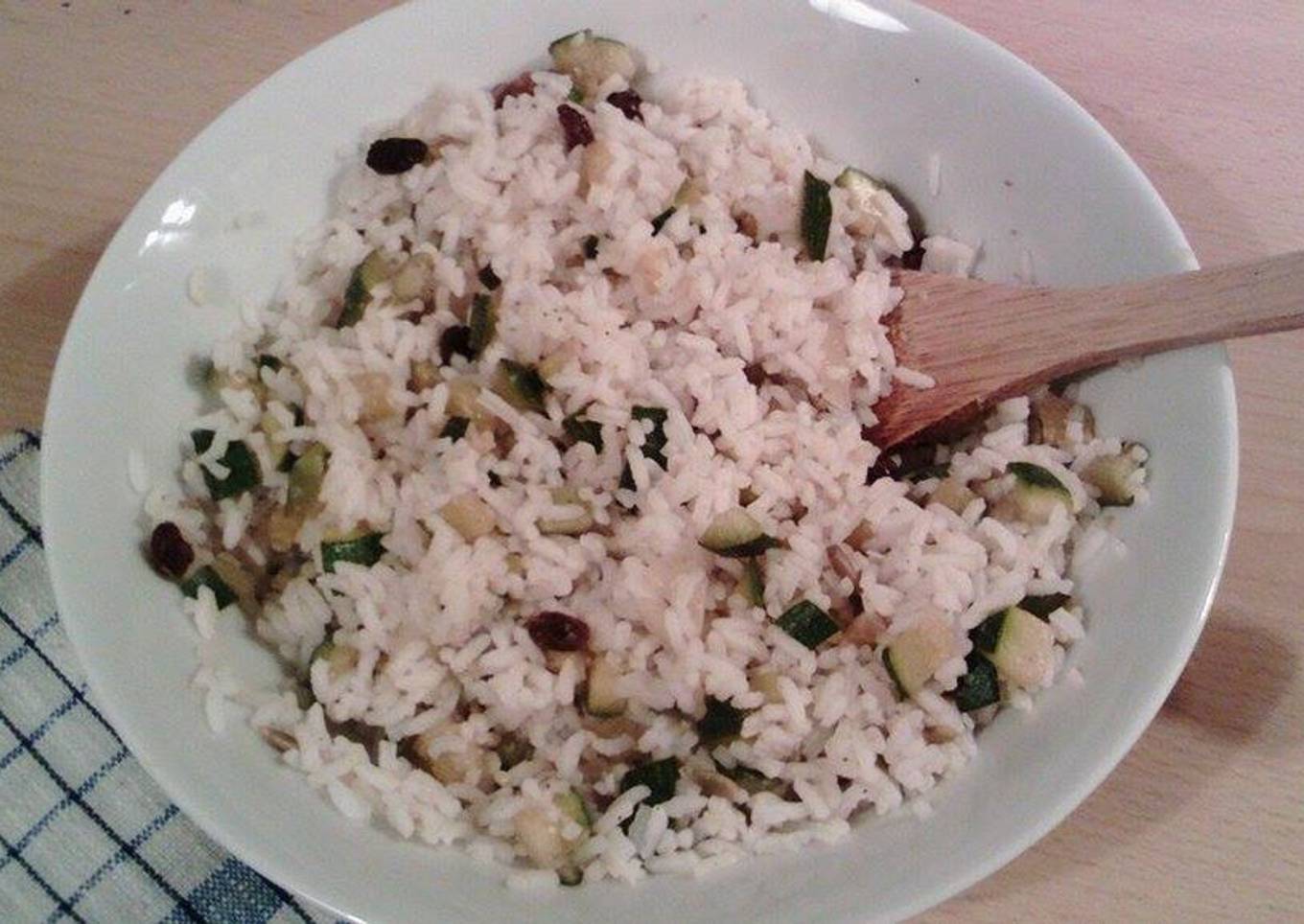 Arroz de guarnición con verduras y frutos secos