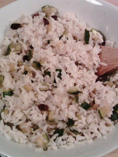 Una foto de Arroz de guarnición con verduras y frutos secos