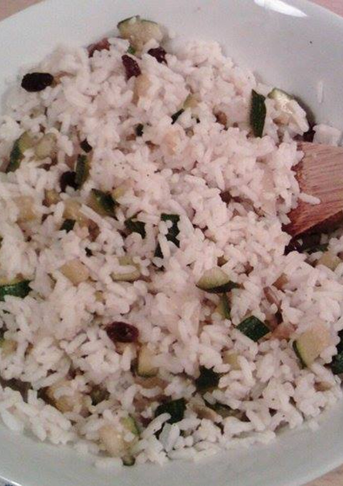 Una foto de Arroz de guarnición con verduras y frutos secos