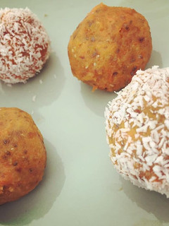 Una foto de Bolitas raw paleo de carrot cake