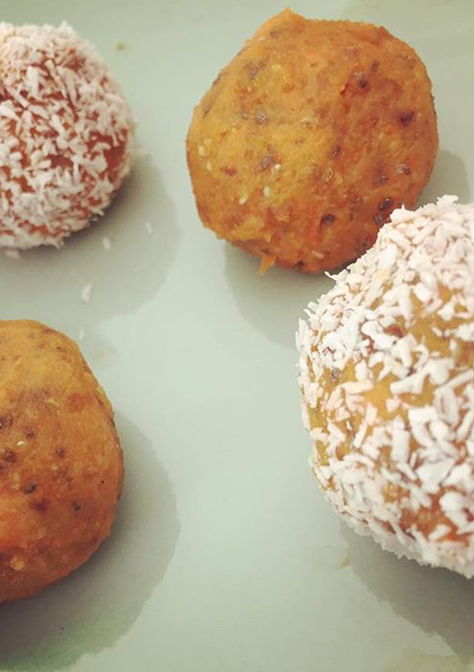 Una foto de Bolitas raw paleo de carrot cake