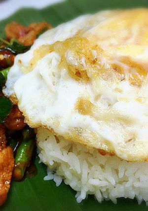 รูปของ ข้าวผัดพริกแกงหมูไข่ดาวสุก