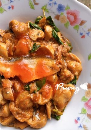 รูปของ ผัดเห็ดใบกะเพราใส่ปลากระป๋อง🍄🥫🍃