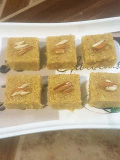 बादामी सूजी बर्फी (Badami suji barfi recipe in hindi) रेसिपी मुख्य फोटो