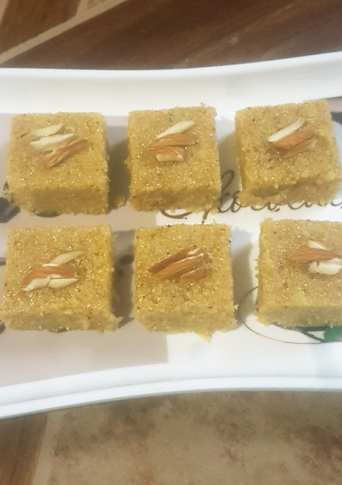 बादामी सूजी बर्फी (Badami suji barfi recipe in hindi) रेसिपी मुख्य फोटो