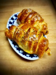 Una foto de Croissant salado de anchoas y queso