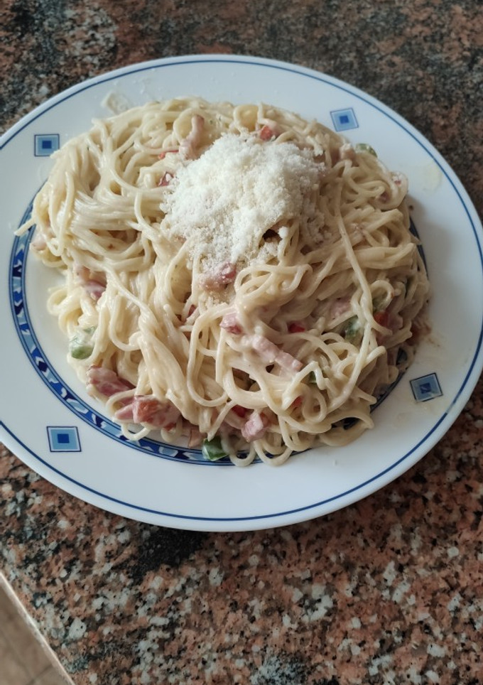 Una foto de Spaghettis con nata y bacon