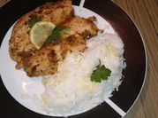 Una foto de pollo al limón con hierbas