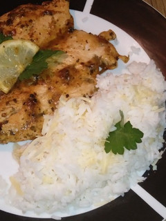 Una foto de Pollo al limón 🍋Con Arroz