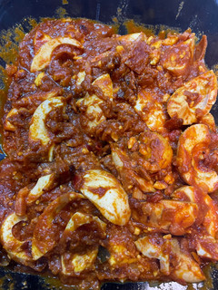 Una foto de Huevos duros con tomate y bacon. Olla GM