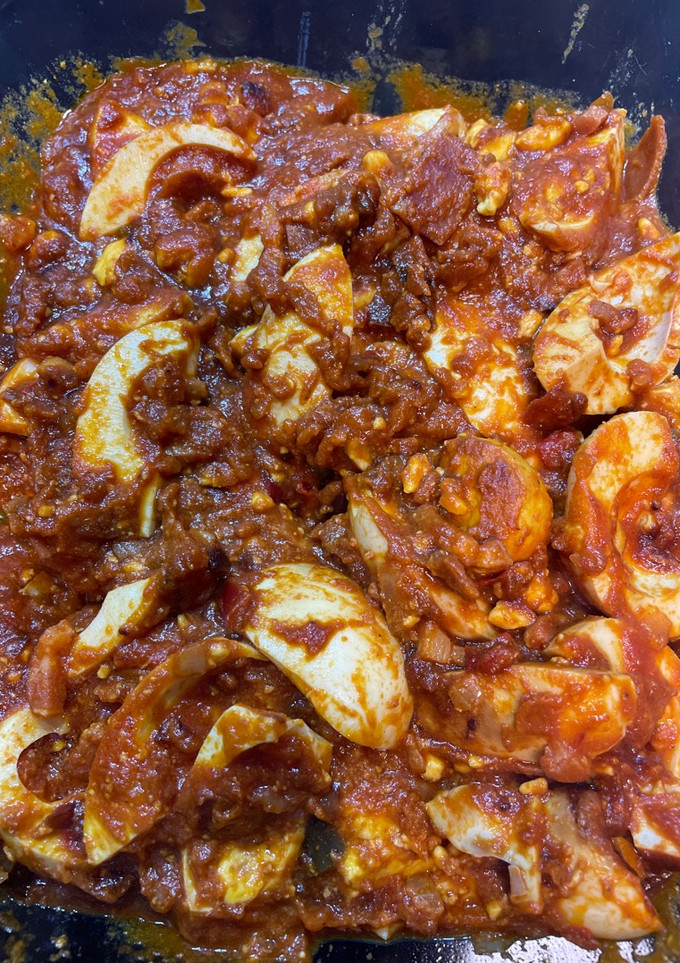 Una foto de Huevos duros con tomate y bacon. Olla GM