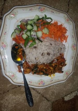 A picture of Shinkafa Da wake(Combination of rice,beans,sauce and veges♡).