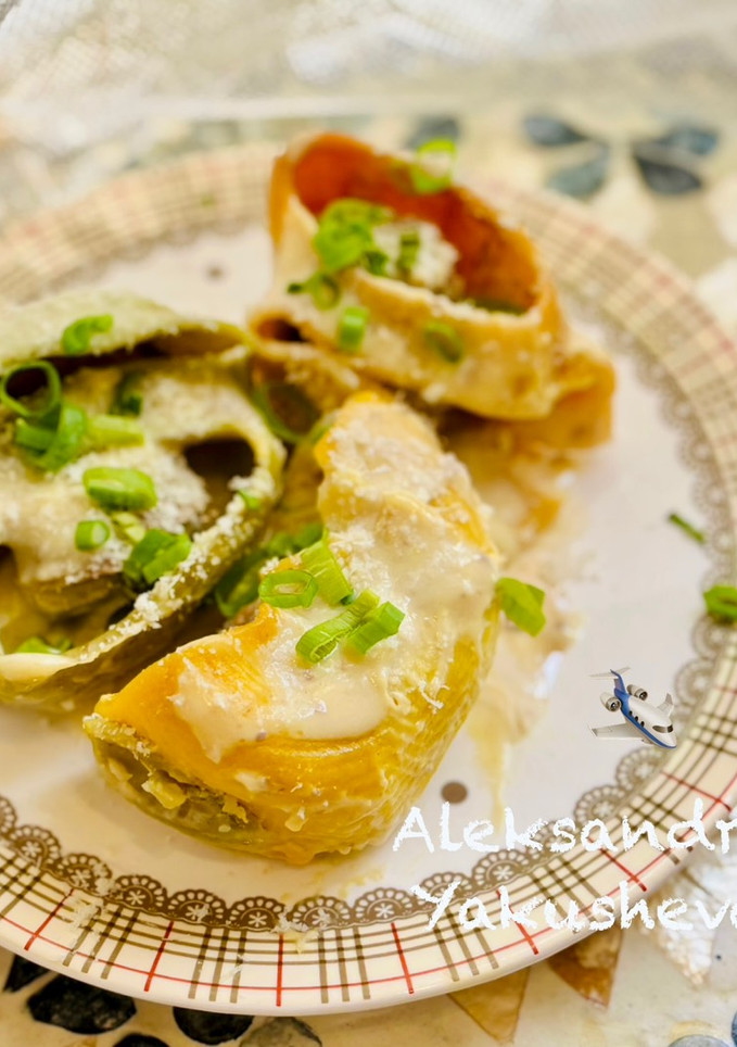 A picture of Lumaconi with minced meat in cheese sauce.