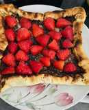 Pizza de nocilla con fresas y plátano