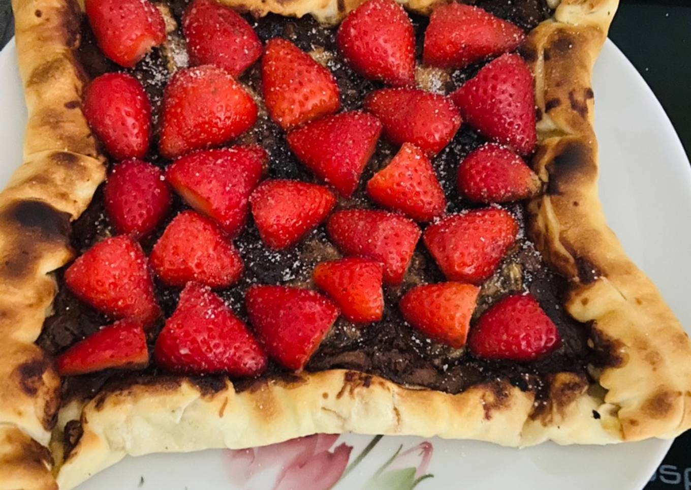 Pizza de nocilla con fresas y plátano