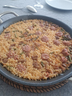 Una foto de Paella de butifarra, setas y espárragos trigueros