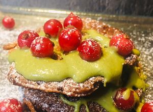 Foto di “Goloso” Pancake al cacao e ribes rosso