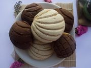 Una foto de pan dulce con margarina