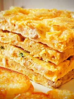 Una foto de Tortilla de Butifarra de Huevo, Panceta y Chicharrones