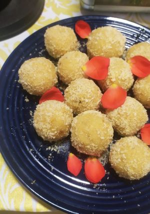 A picture of Instant coconut laddu.