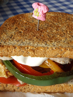 Foto principal de Bocadillo de solomillo de cerdo pimientos y tortilla