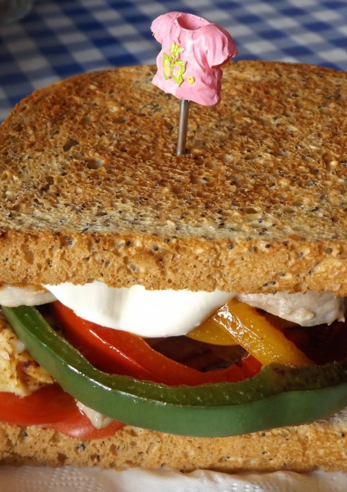 Una foto de Bocadillo de solomillo de cerdo pimientos y tortilla