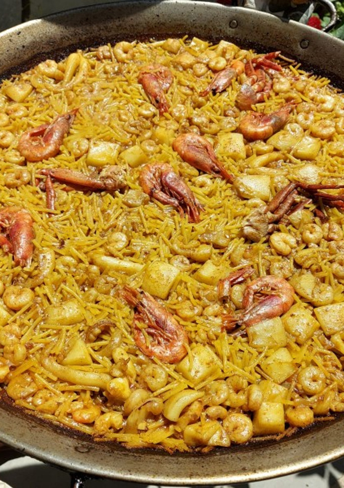 Una foto de Fideuà con gambas y sepia🦐