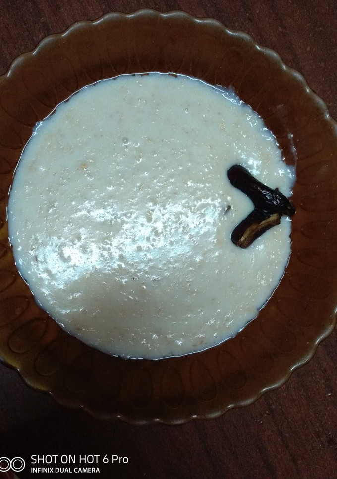 A picture of Oats porridge with dates and cardamon.
