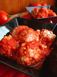 Una foto de Albóndigas de pollo y berenjena al horno con salsa de tomate