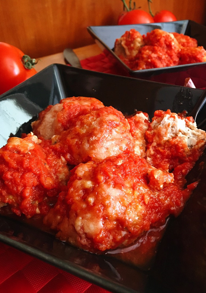 Una foto de Albóndigas de pollo y berenjena al horno con salsa de tomate