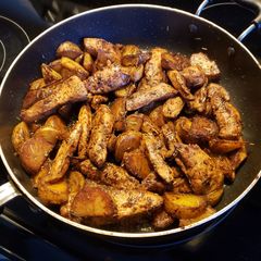 A picture of Garlic Butter Chicken & Potatoes.