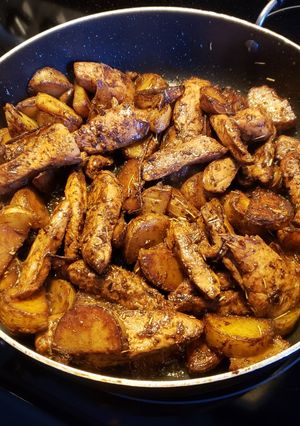 A picture of Garlic Butter Chicken & Potatoes.