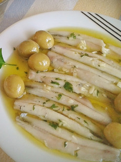 Una foto de Tapa de boquerones y aceitunas