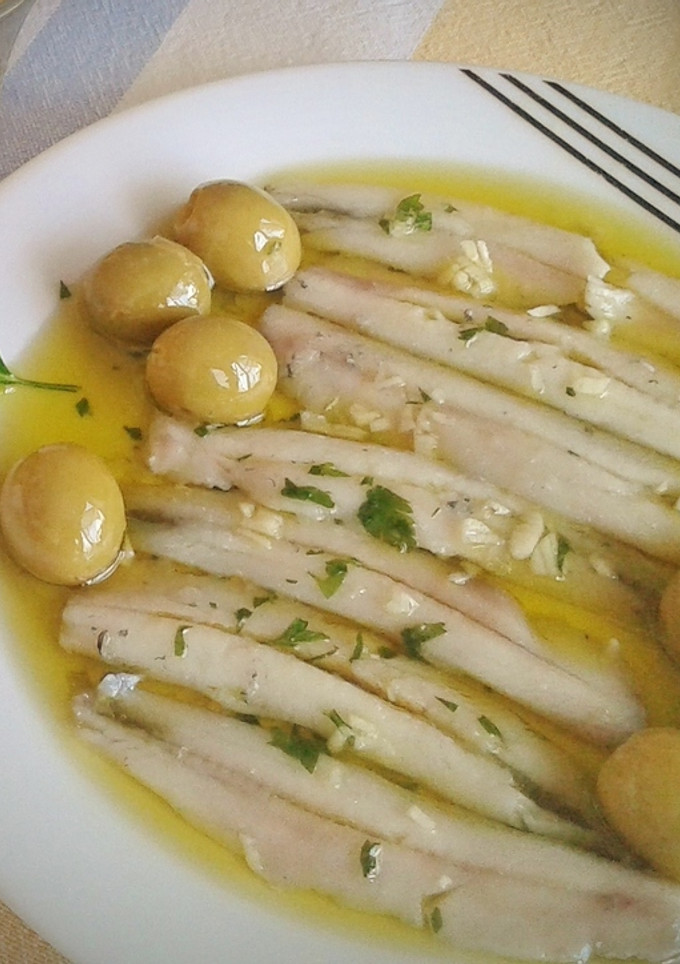 Una foto de Tapa de boquerones y aceitunas