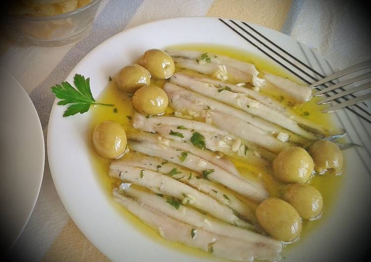 Tapa de boquerones y aceitunas