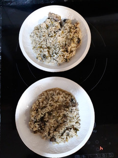 Una foto de Arroz meloso con verduras y algas con semillas de sésamo