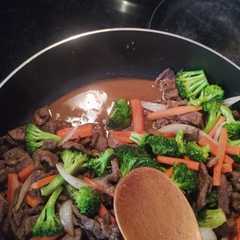 Una foto de Bisteck de res con verduras a mi estilo