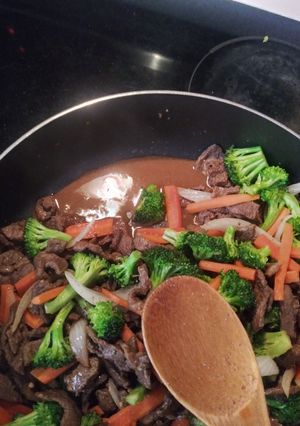 Una foto de Bisteck de res con verduras a mi estilo
