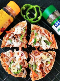 चीज़ रोटी पिज़्ज़ा (Cheese Roti pizza recipe in hindi) रेसिपी मुख्य फोटो