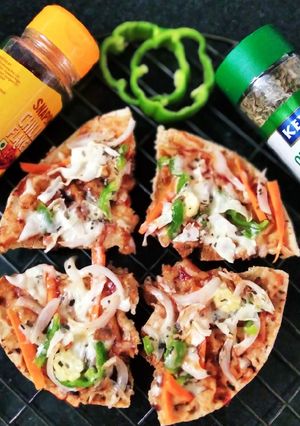 चीज़ रोटी पिज़्ज़ा (Cheese Roti pizza recipe in hindi) रेसिपी मुख्य फोटो