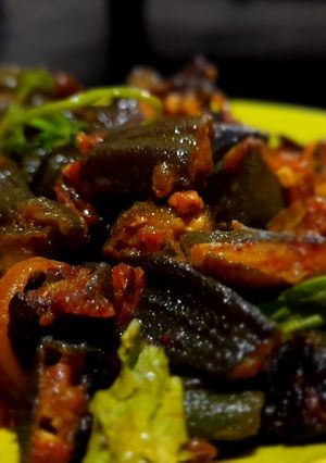 नीम्बू मसाला भिंडी (Nimbu masala bhindi recipe in hindi) रेसिपी मुख्य फोटो