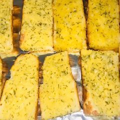 A picture of Garlicky breadyy 🥖🧄😅.
