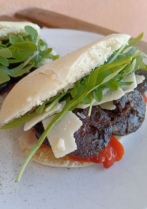 Una foto de Molletes de morcilla, pimientos confitados y parmesano