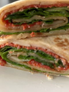 Una foto de Wraps de havarti, chorizo pamplonés y rúcula