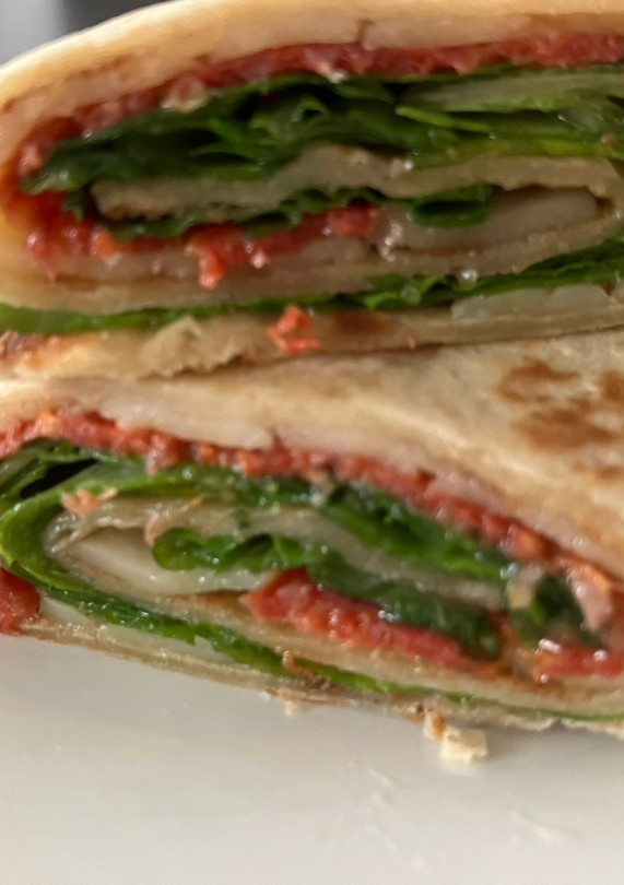 Una foto de Wraps de havarti, chorizo pamplonés y rúcula