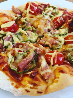 Una foto de Colorful Pizza del Domingo