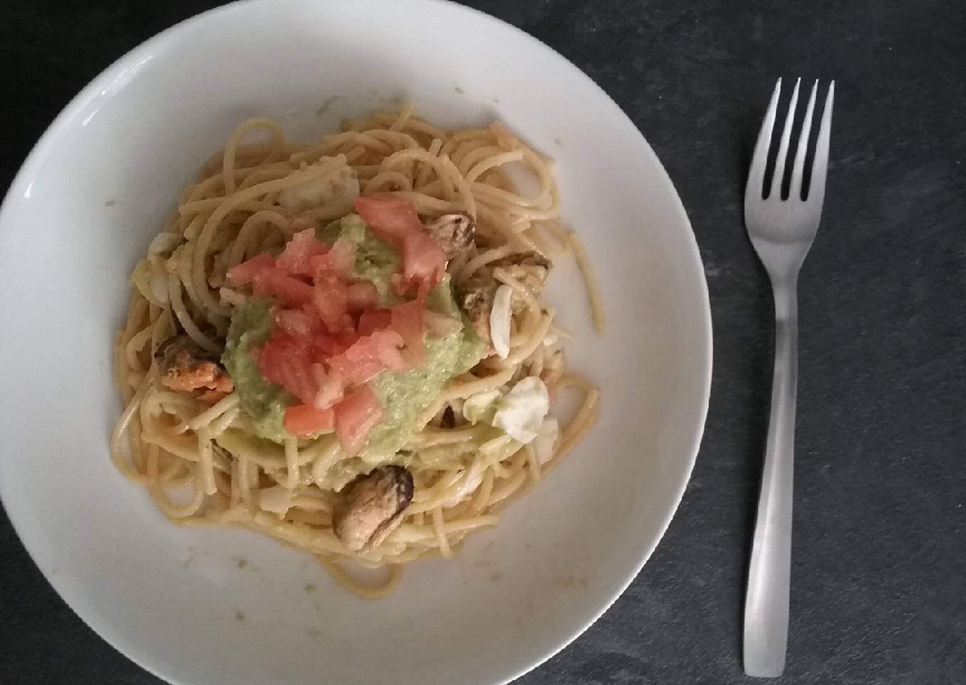 Pasta con mejillones y salsa guacamole