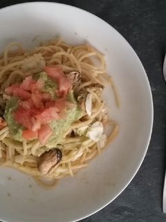 Una foto de Pasta con mejillones y salsa guacamole