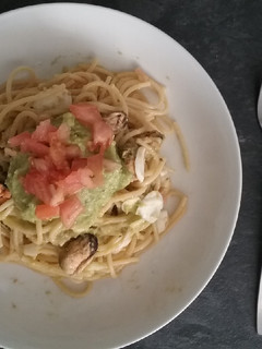 Una foto de Pasta con mejillones y salsa guacamole
