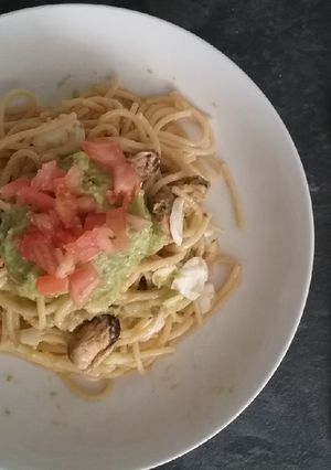 Una foto de Pasta con mejillones y salsa guacamole